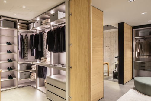 Walk-in closet Ben image 1